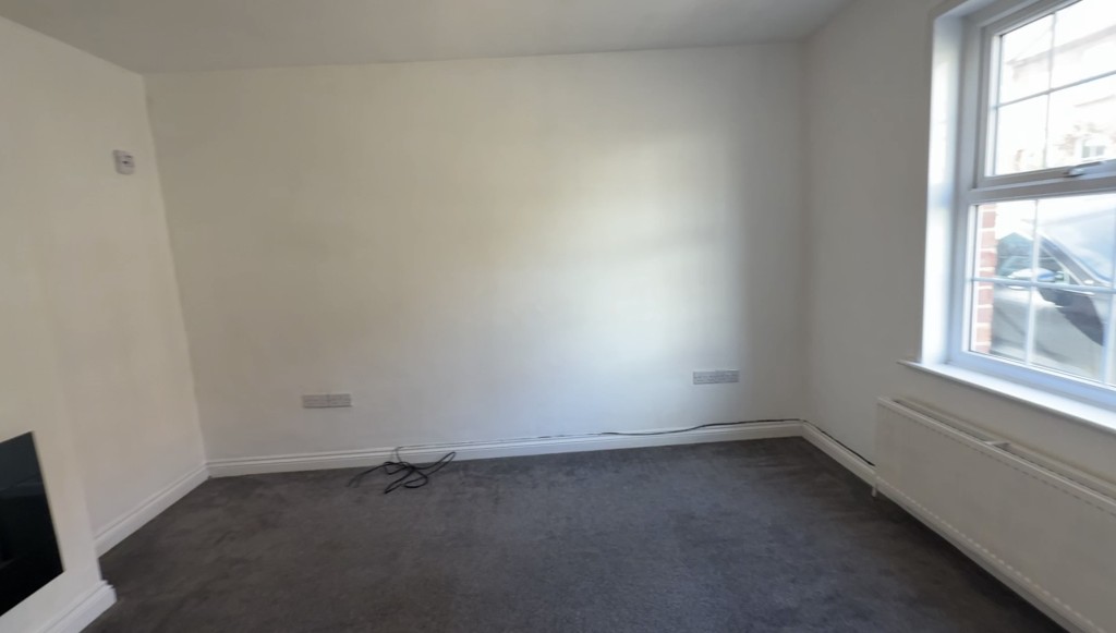 Lot: 99 - REFURBISHED TWO-BEDROOM TERRACED PROPERTY - Living room
